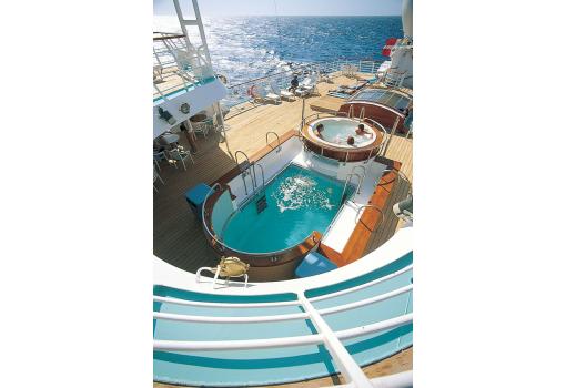 Disfrute del sol desde las piscinas y los jacuzzis